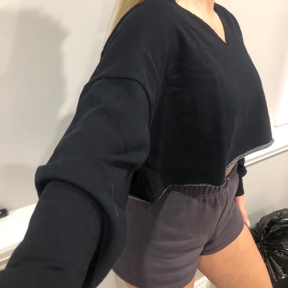 Black cropped v neck sweater✨ - Picture 2 of 5